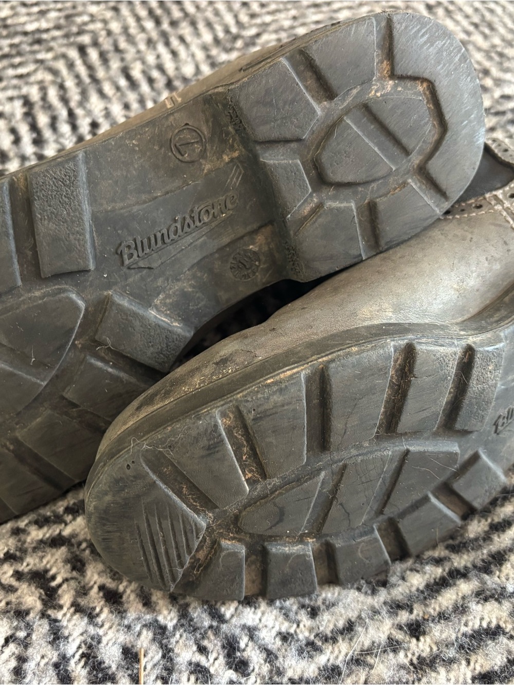 Blundstone Black Chelsea Boot Sole Detail - Picture 4 of 5